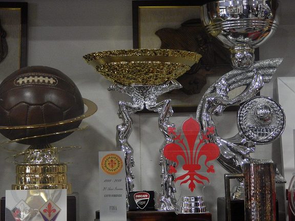 Alcuni esempi di trofei e coppe personalizzate, realizzate in materiali diversi,metallo,vetro, disegno progettato ON DEMAND..a partire da € 40..